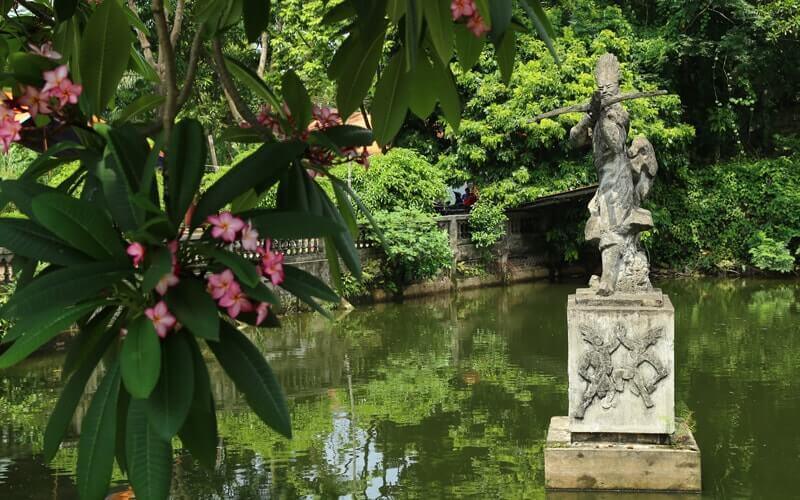 la statue du roi An Duong Vuong qui tire avec son arbalète magique - Amica Travel