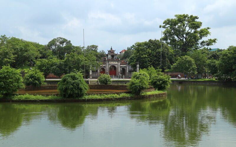 Le temple dédié au roi Thuc An Duong et l’étang circulaire - Amica Travel