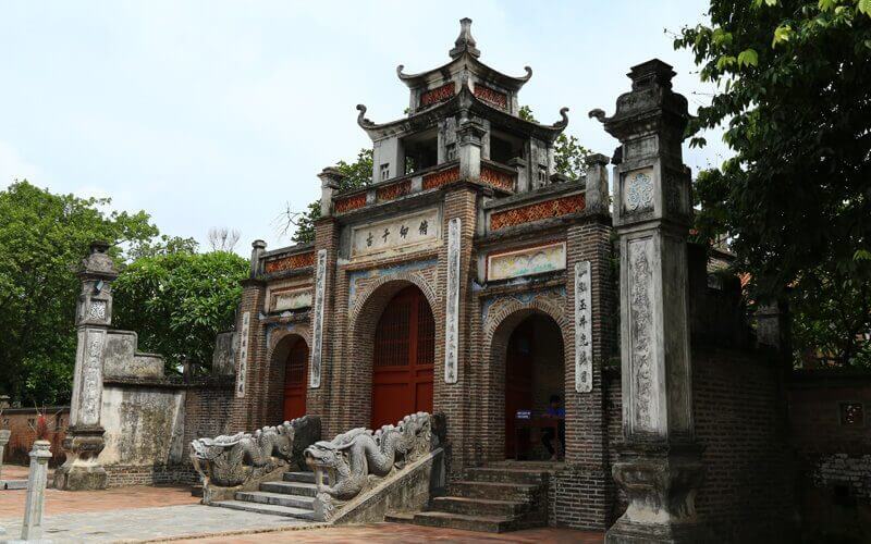 le temple et l'escalier bordé de dragons - Amica Travel