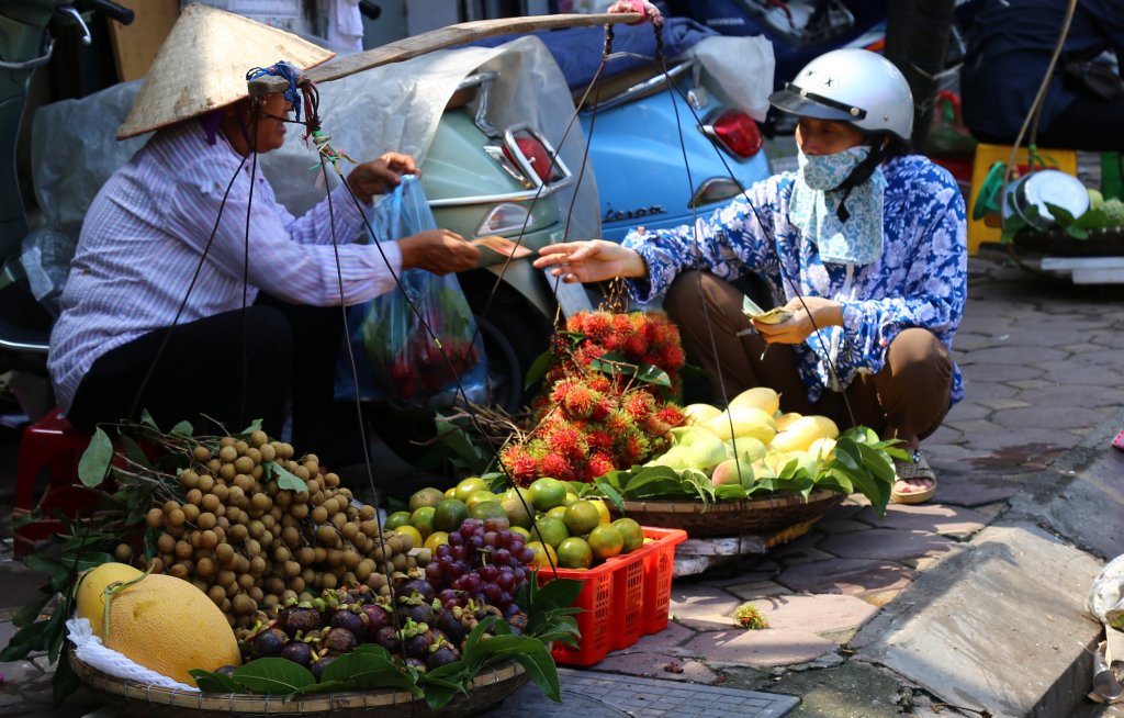 vendeuse rue fruits palanche hanoi