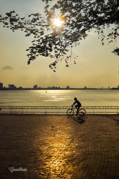 Sortir autour du lac de l'Ouest à Hanoi (Photo prise par Cao Anh Tuan) vélo lac de l'ouest soleil