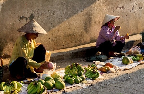 vendeuse de fruit dans la rue hanoi