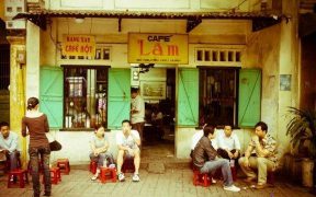 deguster une tasse de cafe dans les rues d'hanoi