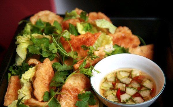 banh tom avec les feuilles de salade