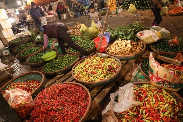 vendeur de piment au marche de nuit long bien a hanoi