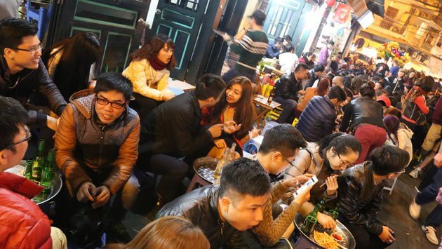 biere pression a la rue ta hien a hanoi