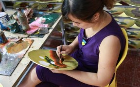 confection d'assiettes peintes a la main a hanoi